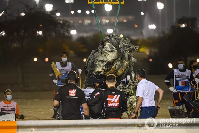 Los oficiales retiran los restos del monoplaza de Romain Grosjean, Haas VF-20, después del accidente en la primera vuelta