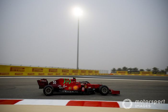 Lateral: Ferrari SF21 