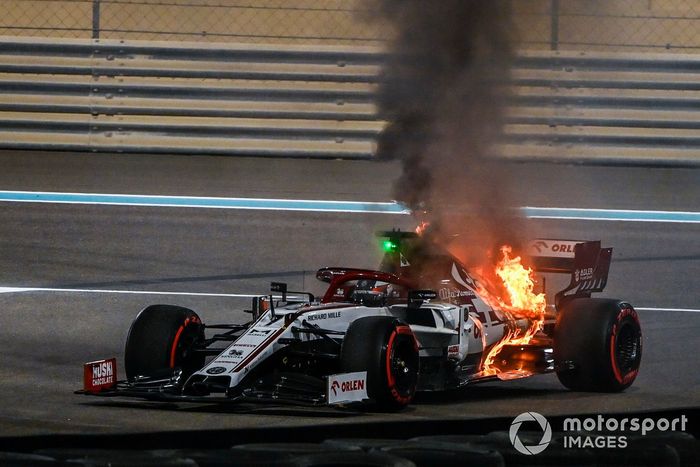 Kimi Raikkonen, Alfa Romeo Racing C39 detenido en la pista con el motor en llamas