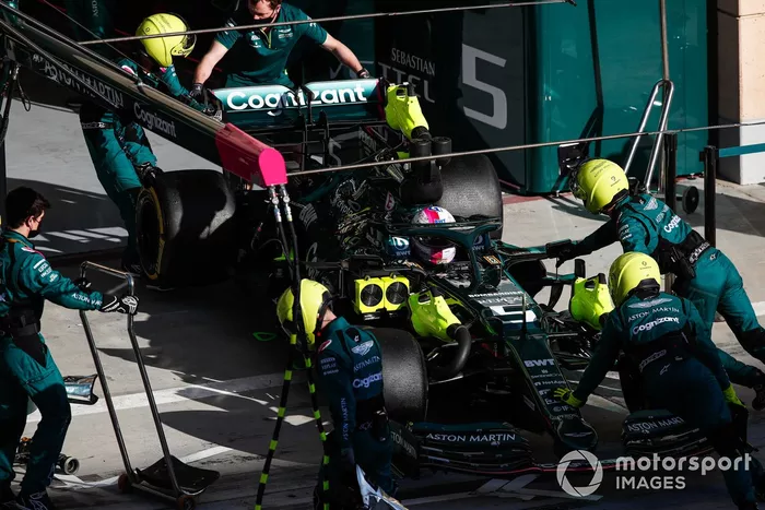 Los mecánicos empujan a Sebastian Vettel, Aston Martin AMR21, de vuelta al garaje