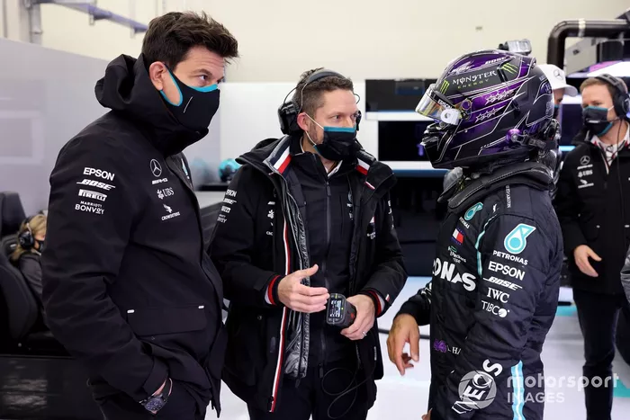 Toto Wolff, Director Ejecutivo, Mercedes AMG, y Lewis Hamilton, Mercedes-AMG F1