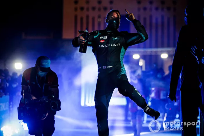 El ganador Sam Bird, Panasonic Jaguar Racing  celebra su victoria