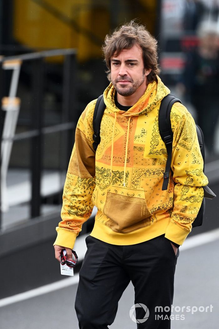 Fernando Alonso, Alpine F1 Team, en el paddock
