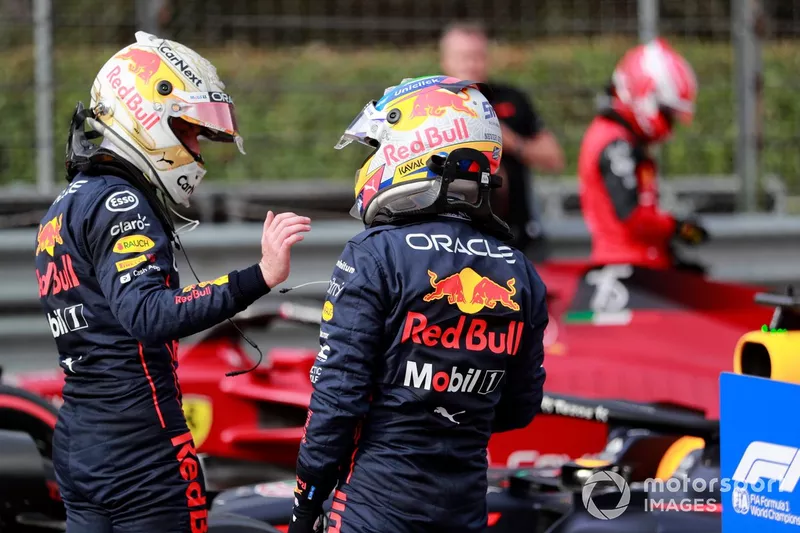 Max Verstappen, Red Bull Racing, 1a posizione, Sergio Perez, Red Bull Racing, 3a posizione, parlano nel parco chiuso dopo la  sprint race
