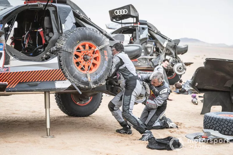 Carlos Sainz ayuda a reparar el Audi de su compañero Mattias Ekstrom en la etapa 7 del Dakar 2023