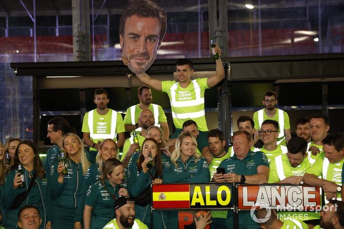 El equipo Aston Martin celebra el podio de Fernando Alonso