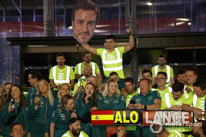 El equipo Aston Martin celebra el podio de Fernando Alonso