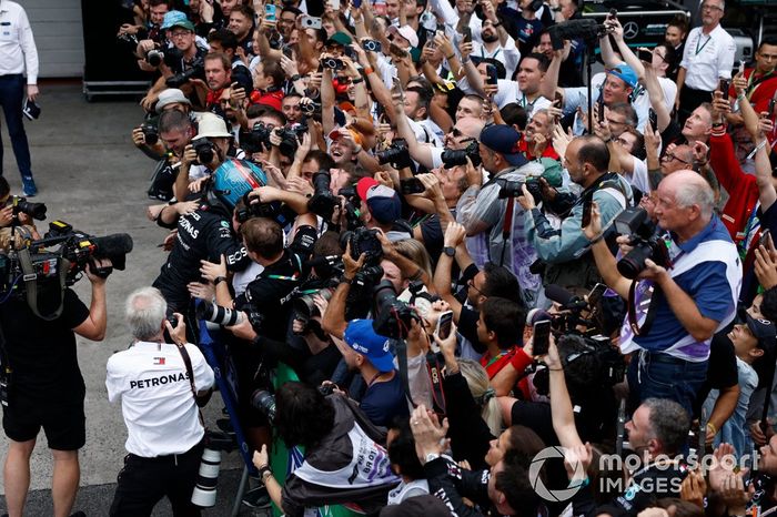 George Russell, Mercedes AMG, 1ª posición, celebra con su equipo su llegada al Parc Ferme