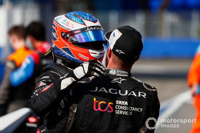 Mitch Evans, Jaguar Racing , 1ª posición, celebra en Parc Ferme con Sam Bird, Jaguar Racing, 3ª posición.