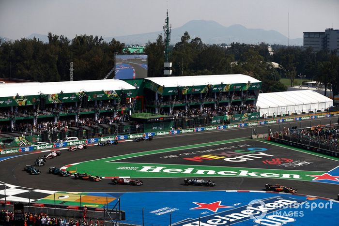 Lando Norris, McLaren MCL36, Yuki Tsunoda, AlphaTauri AT03, Zhou Guanyu, Alfa Romeo C42