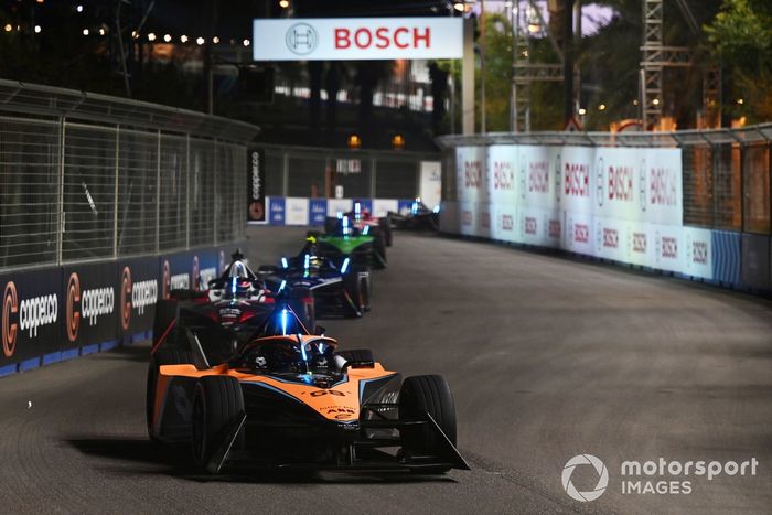 Rene Rast, NEOM McLaren Formula E Team, e-4ORCE 04, leads, Pascal Wehrlein, Porsche, Porsche 99X Electric Gen3, Edoardo Mortara, Maserati Racing, Maserati Tipo Folgore