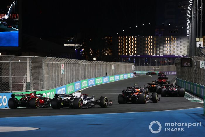 Max Verstappen, Red Bull Racing RB19, Yuki Tsunoda, AlphaTauri AT04, Valtteri Bottas, Alfa Romeo C43.