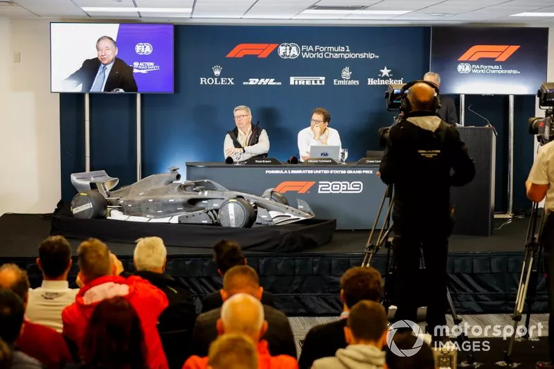 Ross Brawn, manager sportif F1, Chase Carey, président F1, et Nikolas Tombazis dévoilent les règles 2021 lors d'une conférence de presse