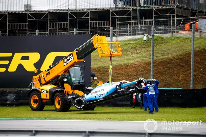 Los oficiales retiran el coche de Robert Kubica, Williams FW425, con una grúa 