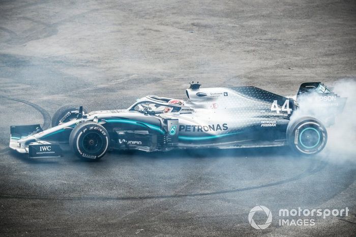 Ganador de la carrera Lewis Hamilton, Mercedes AMG F1 W10 realiza un donut