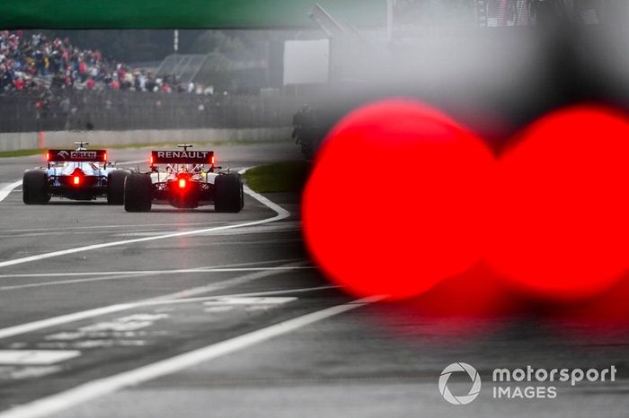 George Russell, Williams Racing FW42, Daniel Ricciardo, Renault F1 Team R.S.19