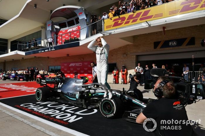Lewis Hamilton, Mercedes AMG F1, 2ª posición, celebra en el Parc Ferme tras conseguir el título mundial de pilotos por sexta vez
