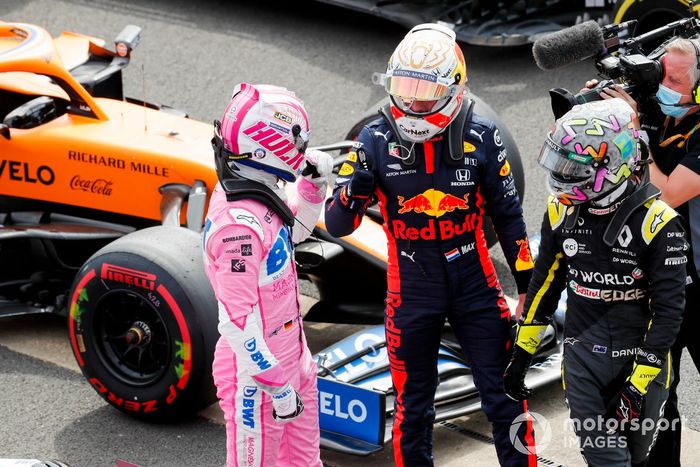 Max Verstappen, Red Bull Racing y el tercer puesto Nico Hulkenberg, Racing Point celebran en Parc Ferme 