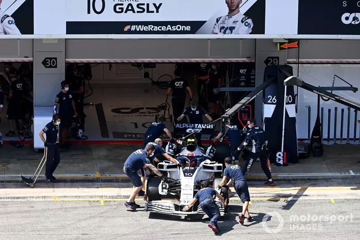 Pierre Gasly, AlphaTauri AT01, es devuelto al garaje