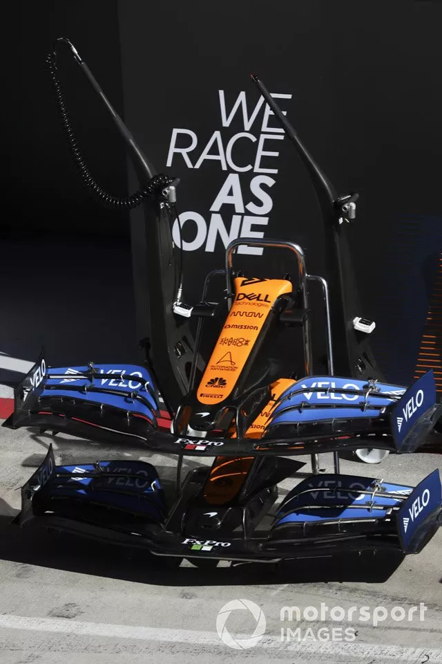 Alerón delantero del MCL35 con el logo de We Race As One