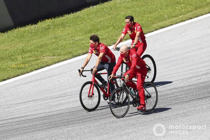 Charles Leclerc, Ferrari pasea por el Red Bull Ring en bici