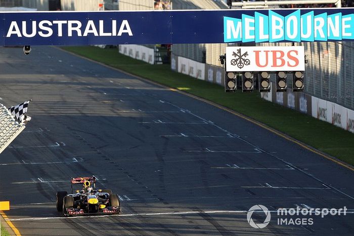 El ganador de la carrera Sebastian Vettel, Red Bull Racing RB7 toma la bandera a cuadros al final de la carrera.