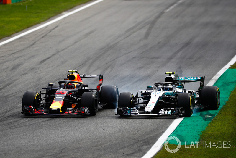 Max Verstappen, Red Bull Racing RB14 Tag Heuer walczy z Valtterim Bottasem, Mercedes AMG F1 W09