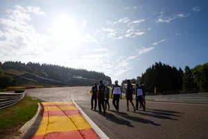 Lance Stroll, Williams Racing, parcourt la piste à pieds avec son équipe