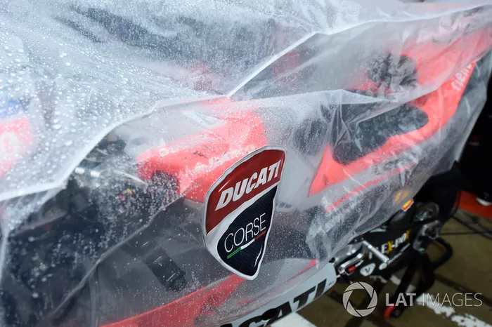 Ducati tapada para protegerla de la lluvia durante el Gran Premio de Gran Bretaña