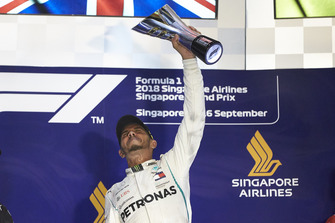 Le vainqueur Lewis Hamilton, Mercedes AMG F1, soulève son trophée sur le podium