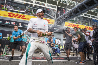 Lewis Hamilton, Mercedes AMG F1 celebrates with the team and the champagne