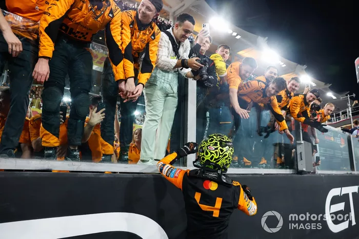 Lando Norris, McLaren F1 Team, vainqueur de la course, célèbre avec ses coéquipiers.