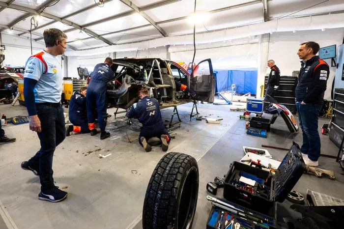 Ott Tänak, Martin Järveoja, Hyundai World Rally Team Hyundai i20 N Rally1, Cyril Abiteboul, Team principal Hyundai World Rally Team