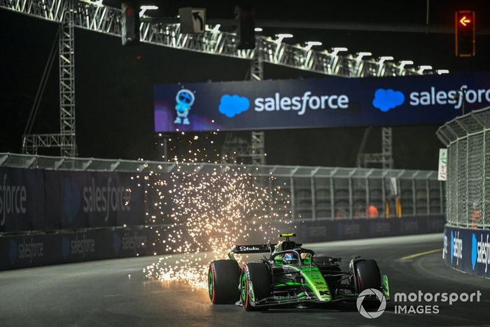 Zhou Guanyu, Stake F1 Team KICK Sauber C44, echa chispas