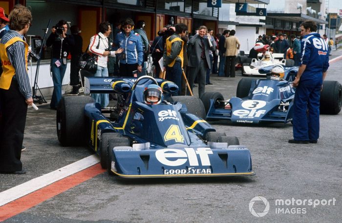 Patrick Depailler sale a pista en su Tyrrell P34 Ford con su compañero de equipo Jody Scheckter detrás