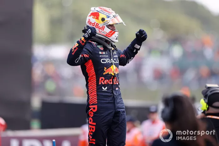 Max Verstappen, Red Bull Racing, 1ª posición, celebra su llegada al Parc Ferme