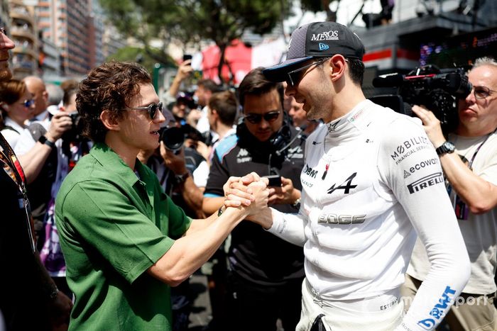 El actor Tom Holland con Esteban Ocon, del equipo Alpine F1, en la parrilla de salida