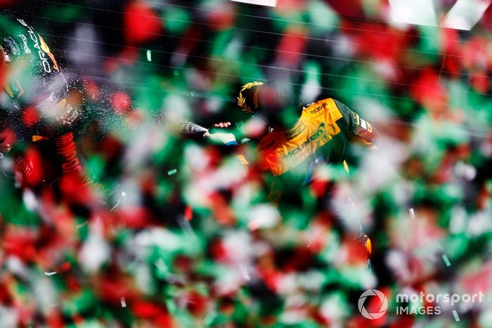 Lando Norris, McLaren, 2ª posición, rocía Champán en el podio