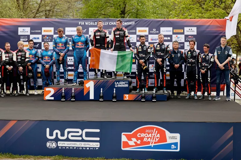 Podium : vainqueur Elfyn Evans, Scott Martin, Toyota Gazoo Racing WRT Toyota GR Yaris Rally1, deuxième Ott Tänak, Martin Järveoja, M-Sport Ford World Rally Team Ford Puma Rally1, troisième Esapekka Lappi, Janne Ferm, Hyundai World Rally Team Hyundai i20 N