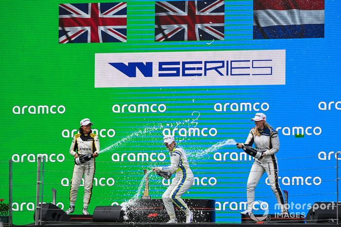 Podio: ganadora Alice Powell, Click2Drive Bristol Street Motors Racing , segundo lugar Jamie Chadwick, Jenner Racing, tercer lugar Beitske Visser, Sirin Racing