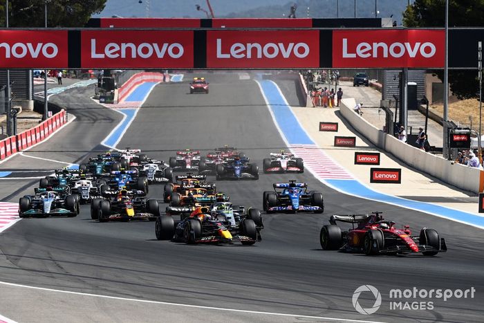 Arrancada: Charles Leclerc, Ferrari F1-75, Max Verstappen, Red Bull Racing RB18, Lewis Hamilton, Mercedes W13, Sergio Pérez, Red Bull Racing RB18, George Russell, Mercedes W13