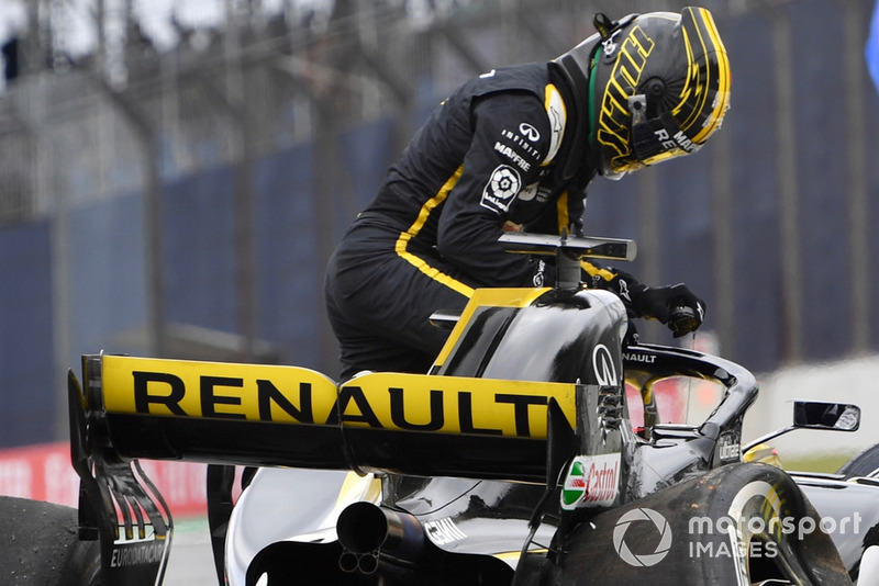 Nico Hulkenberg, Renault Sport F1 Team R.S. 18 crashed in FP2
