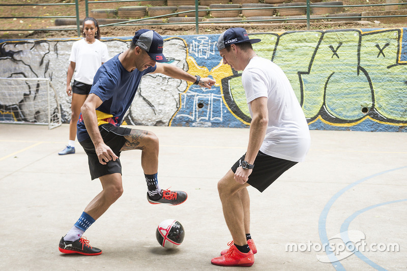 Max Verstappen y Daniel Ricciardo, Red Bull Racing juegan Futsal en Brasil