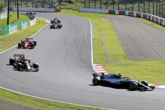Valtteri Bottas, Mercedes AMG F1 W09 voor Max Verstappen, Red Bull Racing RB14