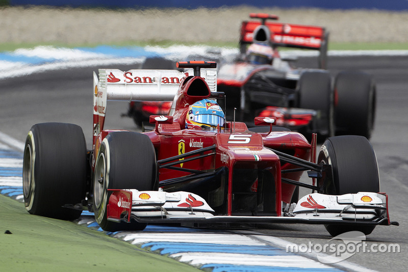 Fernando Alonso, Ferrari F2012 delante de Jenson Button, McLaren MP4-27 Mercedes