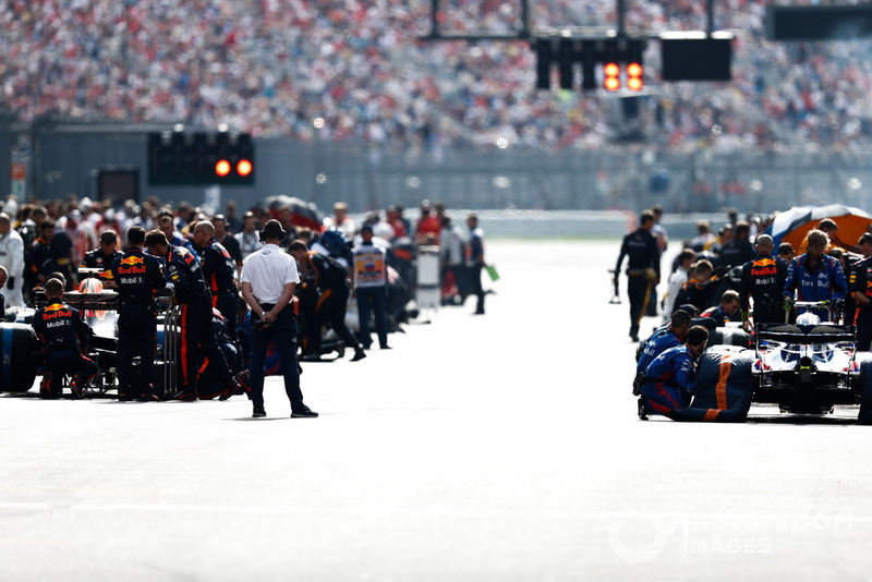 Engineers make final preparations on the grid prior to the start