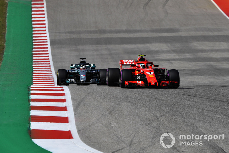 Kimi Raikkonen, Ferrari SF71H y Lewis Hamilton, Mercedes AMG F1 W09 EQ Power+
