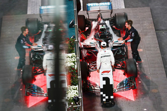 Lewis Hamilton, Mercedes AMG F1, 1° classificato, festeggia dopo la gara
