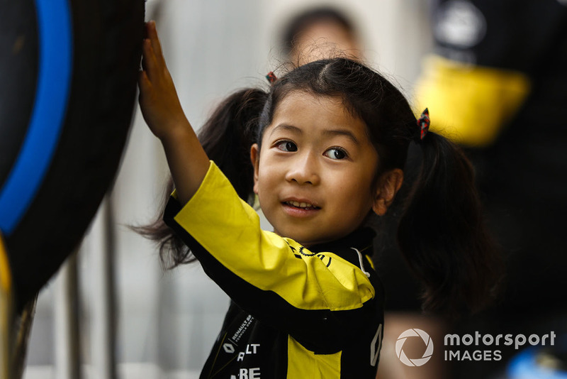 Young fans check out the Pirelli tyres of the Reanult team.