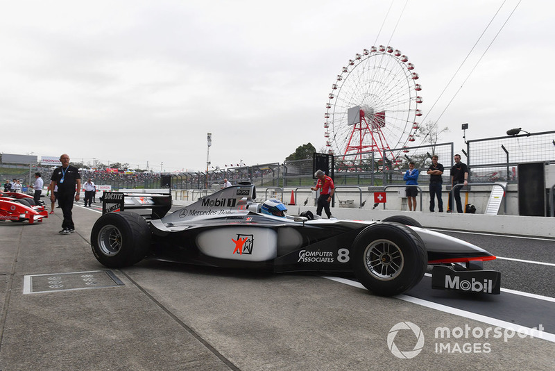 Mika Häkkinen pilote la McLaren MP4/13 à Suzuka
